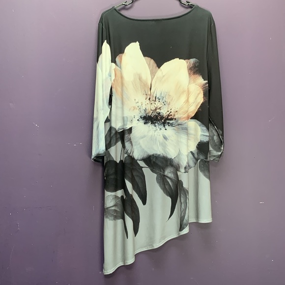 Chico's FloralTunic top with asymmetrical hem and 3/4 length  sleeves - Picture 3 of 3